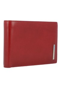 Portafoglio rosso in pelle con texture liscia, design a due pieghe e un logo con accenti metallici blu su un lato. Presenta bordi puliti e cuciture minime.