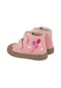 Zapatillas altas de ante rosa con dos tiras de Velcro, suela de goma marrón y bordado de globos y nubes en el lado exterior.