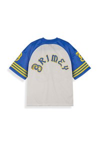 Camiseta deportiva de manga corta con cuerpo de malla blanca, mangas azules con rayas amarillas y la palabra "PRIMEY" en texto amarillo estilizado en la parte trasera.