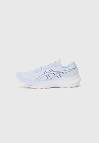 Hellblaue Laufschuhe mit weißer Sohle, marineblauen Logostreifen, Schnürsenkeln und gelbem "GT-2000 14"-Text an der Seite.