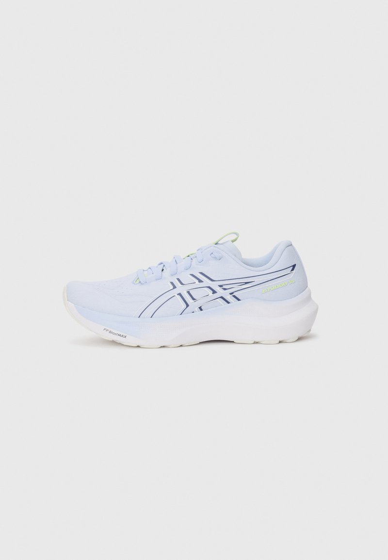 Hellblaue Laufschuhe mit weißer Sohle, marineblauen Logostreifen, Schnürsenkeln und gelbem "GT-2000 14"-Text an der Seite.