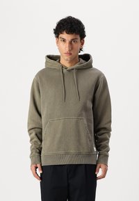 Olivengrüner Hoodie aus weichem Material mit einer Fronttasche, Kordelzugkapuze und gerippten Bündchen. Glatte Textur, lockere Passform.
