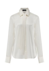 Blusa bianca in satin con colletto a punta, maniche lunghe e cravatta al collo. Presenta una chiusura con bottoni frontale e una trama liscia e lucida.