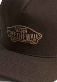 Hnědý kordový klobouk s vyšitým logem "VANS Off The Wall" v béžové barvě. Design obsahuje strukturovanou korunu a rovný široký kšilt.