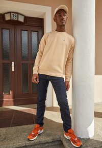 Tommy Jeans REGULAR C NECK - Camisola - trench