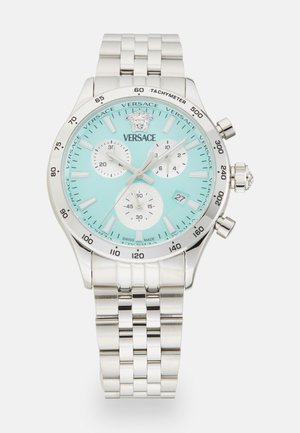 Orologio Versace con quadrante turchese, cassa e bracciale in acciaio inox argentato, caratteristiche cronografiche e logo di un leone nella parte superiore.