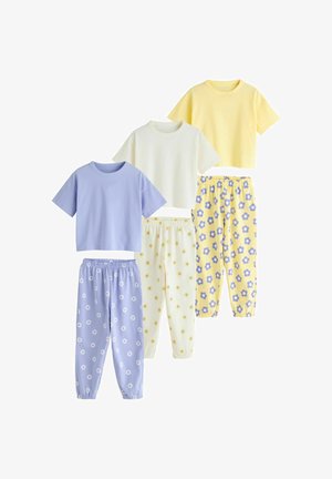 Trois ensembles de hauts pour enfants à manches courtes avec des pantalons assortis à motifs floraux, en jaune pastel, blanc et lavande.