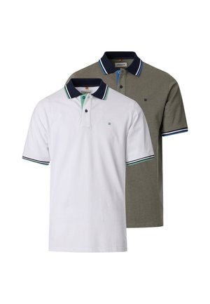 Zwei kurzärmlige Poloshirts, eines weiß und eines olivgrün, beide mit dunkelblauen Kragen und gestreiftem Besatz an Ärmeln und Kragen.