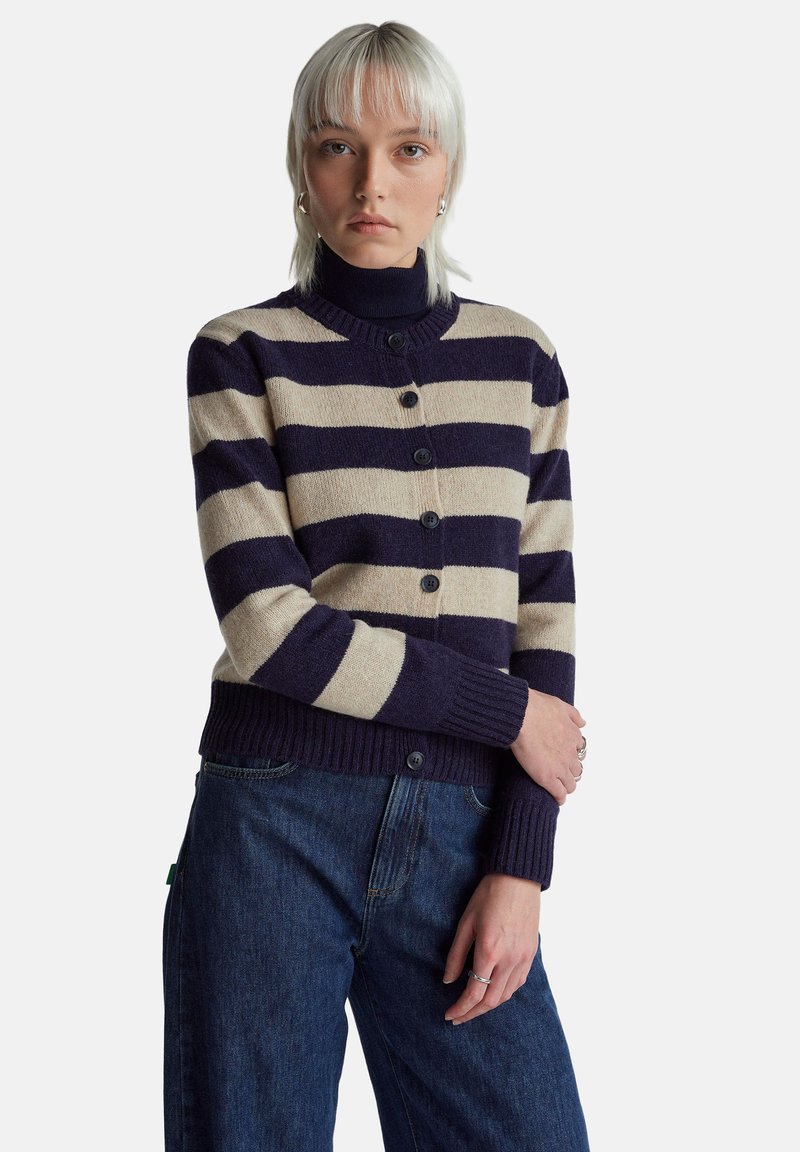 Cardigan lavorato a maglia con strisce orizzontali blu navy e crema, caratterizzato da scollo rotondo, chiusura con bottoni e polsini e orlo a coste.