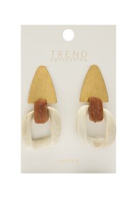 Złote trójkątne kolczyki z przymocowanymi brązowymi prostokątami i dużymi marmurkowymi, off-white otwartymi kwadratowymi zwisami na karcie Trend Collection.