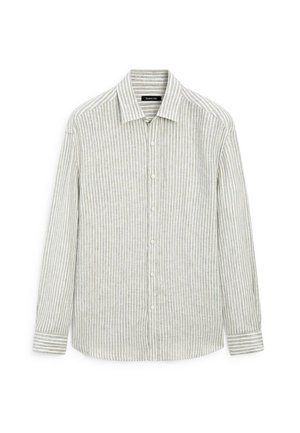 Chemise rayée à boutons en gris clair et blanc, faite d'un mélange de coton et de lin. Elle possède un col classique et des manches longues avec des poignets à boutons.
