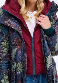 Padded jacket s květinovým vzorem v tmavých barvách, s vínovým interiérem, zelenými akcenty, předním zipem a odnímatelnou kapucí.