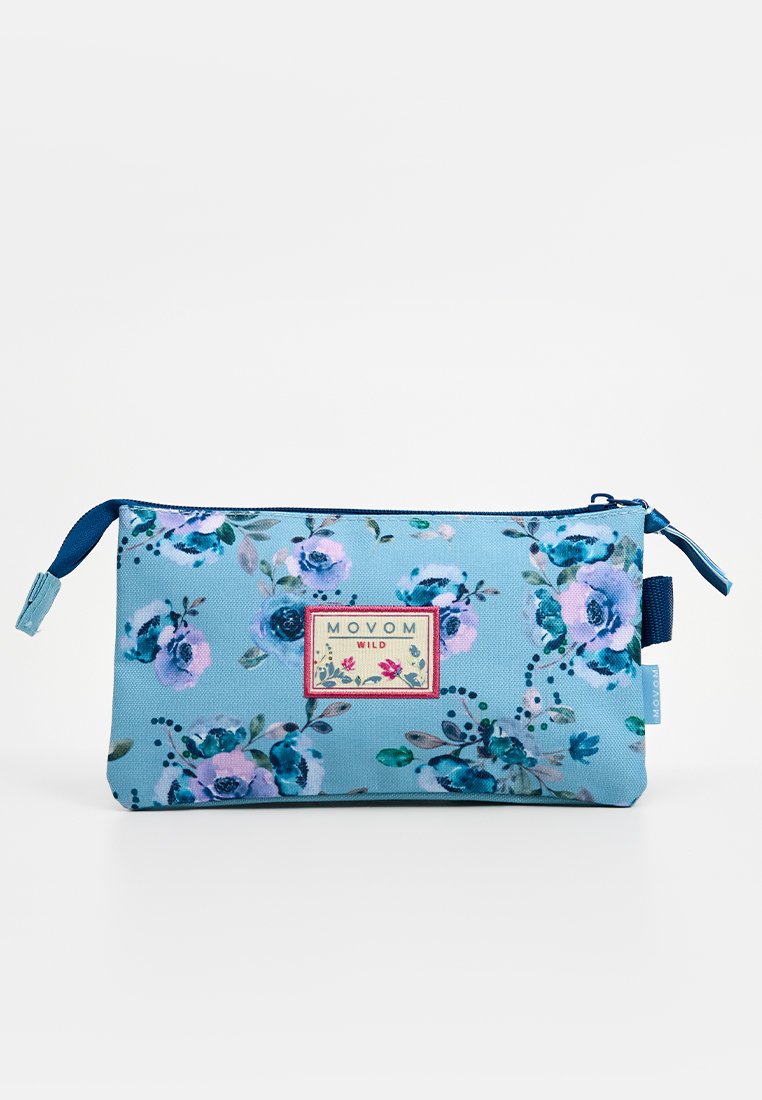 Neceser floral en tela azul claro, con flores en rosa y verde, una etiqueta roja que dice "MOVOM WILD" y un zipper y detalles en azul marino.