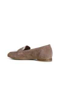 Scarpa piatta in suede marrone con punta rotonda, caratterizzata da un accent metallic silver sulla parte superiore. Suola in gomma bassa e testurizzata.