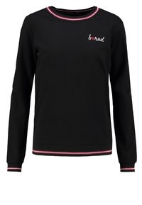 Felpa nera a maniche lunghe con bordo a righe rosse e bianche su colletto, polsini e orlo, caratterizzata da ricamo "b❤️red" sul lato sinistro del petto.