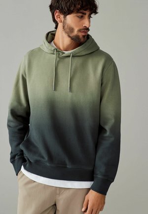 Sudadera con capucha que presenta un degradado de verde olivo a verde oscuro. Cuenta con una textura suave, puños de canalé y cordones ajustables.
