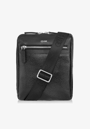 Czarna, teksturowana skórzana torba na ramię z przednią kieszenią na zamek, srebrnym zamkiem błyskawicznym i regulowanym fabrycznym paskiem.