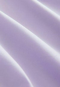 Helles lila Satin-Gewebe mit einer glatten Textur, das sanfte, fließende Wellen und einen subtilen Glanz auf der Oberfläche zeigt.