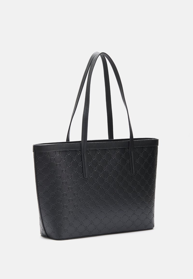 Bolso tote de cuero negro que cuenta con un patrón texturizado, forma rectangular y dos asas largas para llevar. Superficie lisa con sutiles acentos.