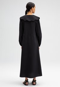 Touché Privé WIDE COLLAR AND BUTTON POPLIN  - Maxi šaty - black