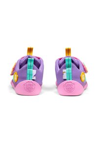 Lila Kinderschuhe mit pinken Sohlen, ausgestattet mit gelben und türkisfarbenen Riemen, Akzenten und verspielten Aufnähern an jeder Seite.