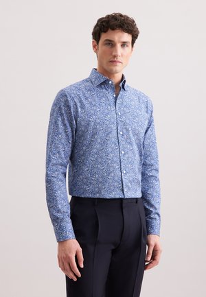 Blauwe bloempatronen blouse met lange mouwen, voorzien van een klassieke kraag en donkere broek. Gladde stof en een getailleerd ontwerp.