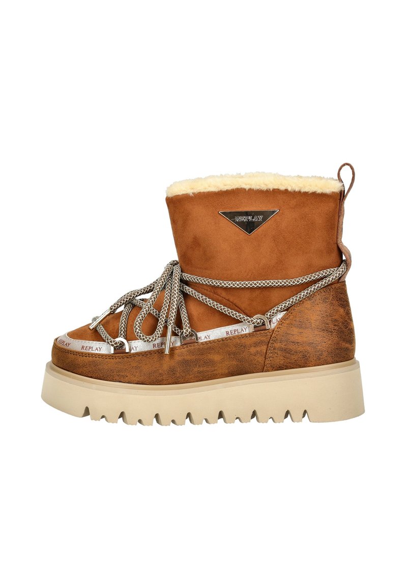 Stivale invernale marrone alla caviglia con suola spessa beige, fodera in pelliccia bianca, lacci decorativi e logo di marca metallico triangolare sul lato.