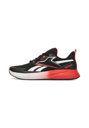 Fekete sportcipők fehér és piros díszítésekkel, texturált felső résszel, párnázott talppal és Reebok márkázással az oldalon.