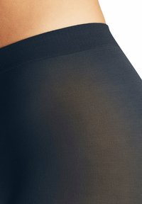 Leggings nere texturizzate con una ampia fascia elastica in vita, caratterizzati da un design aderente e liscio e un tessuto leggero e elasticizzato.