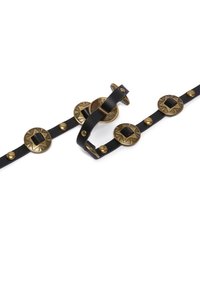 Zwarte leren riem met cirkelvormige messing accenten, geometrische patronen, nagels en een kenmerkende gesp voor een veilige bevestiging.