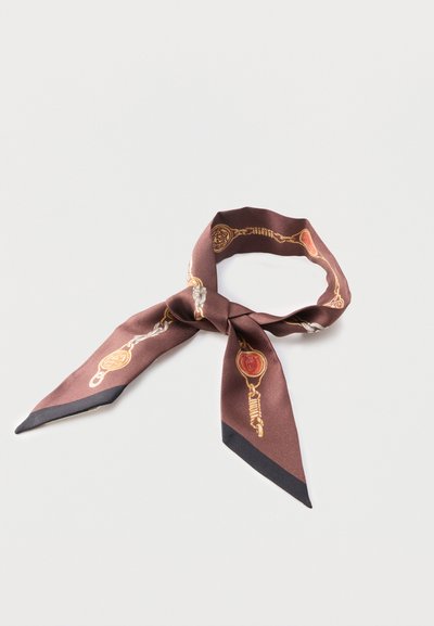 Καφέ μεταξωτό μαντήλι με χρυσά και κόκκινα σχέδια αλυσίδας, δεμένο με χαλαρό κόμπο σε απλό ανοιχτό φόντο.