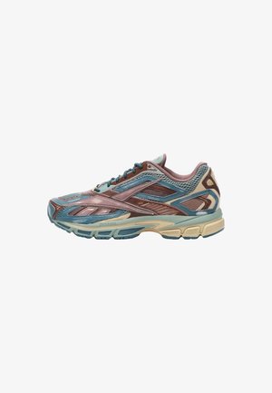 Scarpa da ginnastica atletica in blu, marrone e beige con inserzioni in mesh e sintetico, suola imbottita e chiusura con lacci, vista dal lato destro.