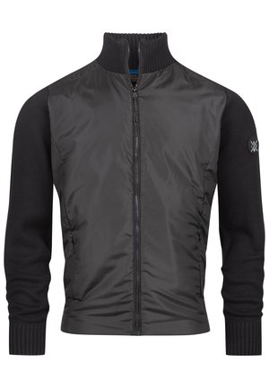 Fekete dzseki párnázott elülső résszel és kötött ujjal. Felálló gallér és cipzáras zárás. Kiemelkedő logó részlet a bal ujján.