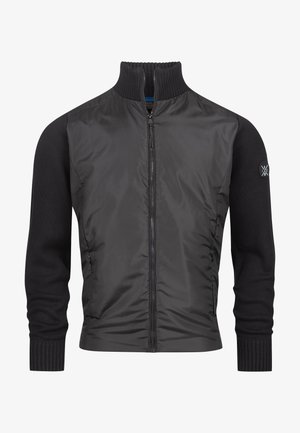 Fekete dzseki párnázott elülső résszel és kötött ujjal. Felálló gallér és cipzáras zárás. Kiemelkedő logó részlet a bal ujján.