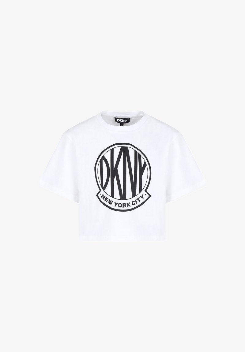 T-shirt bianco cropped in cotone con una grafica circolare nera che presenta il testo "DKNY" e "NEW YORK CITY". Collo a giro classico e maniche corte.