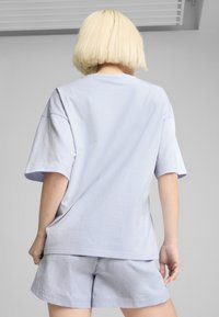 T-shirt in cotone azzurro chiaro con maniche corte, caratterizzata da una vestibilità comoda e una texture liscia, abbinata a pantaloni corti azzurro chiaro coordinati.