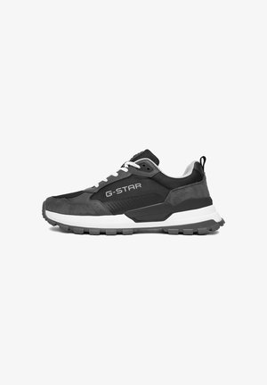 Sneaker G-Star nero e grigio con lacci bianchi e suola spessa bianca, battistrada robusto e colletto imbottito, vista laterale su sfondo bianco.