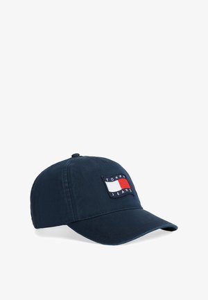 Granatowa bejsbolówka z zakrzywionym daszkiem, ozdobiona prostokątną naszywką z logo w kolorach czerwonym, białym i niebieskim z napisem "Tommy Jeans".
