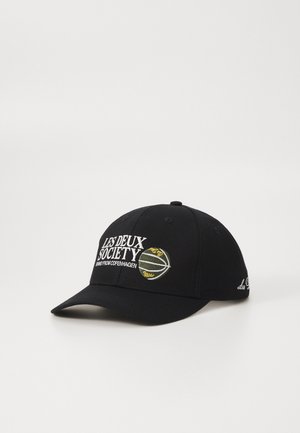 Fekete baseball sapka pamutból, hímzett "LES DEUX SOCIETY" logóval és kör alakú mintával. Görbített billentyűvel és állítható pánttal rendelkezik.