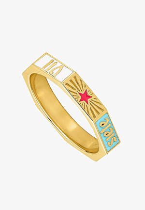 Anillo de oro con cara rectangular que presenta un centro de explosión roja, una sección blanca con "110" y una sección azul con el texto "step".