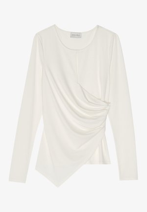 Blusa de manga larga en blanco, con un diseño drapeado, dobladillo asimétrico y un escote redondo con un detalle sutil en el centro.