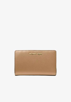 Billetera de cuero texturizado en tono marrón con el lettering dorado "MICHAEL KORS" centrado en el frente.