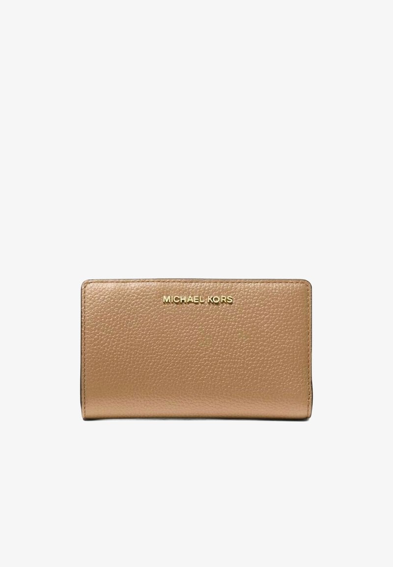 Billetera de cuero texturizado en tono marrón con el lettering dorado "MICHAEL KORS" centrado en el frente.