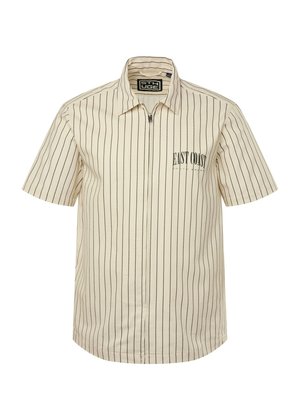 Korte mouwen shirt van crèmekleurige stof met zwarte verticale strepen, met een ritskraag en een print op de linker borst die "EAST COAST" leest.