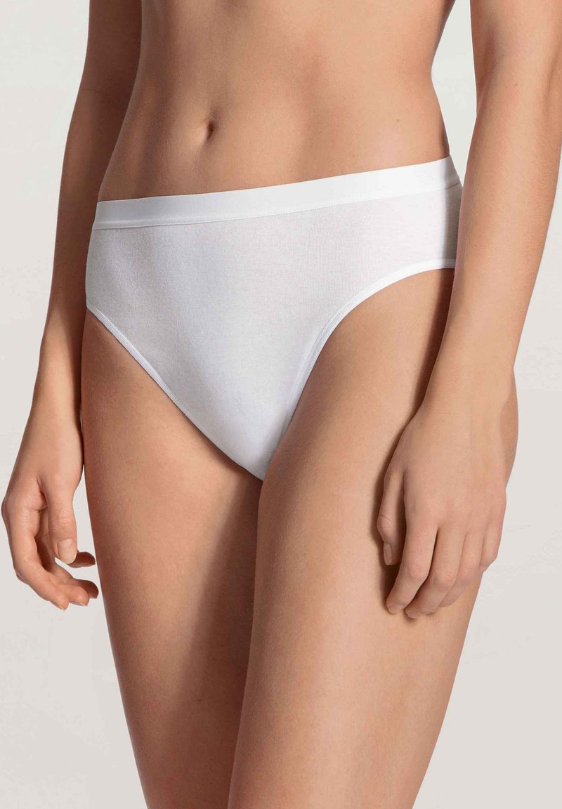 Weiße, hochgeschnittene Baumwollslips mit glatter Textur und elastischem Bund, ausgestattet mit einem mittelhohen Schnitt und minimalistischem Design.