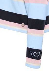Pasiasty sweter w kolorze niebieskim, czarnym, różowym i kremowym, z dekoracyjnym guzikiem w kształcie żyrafy i serca na rękawie.