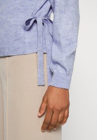 Modström OPAL V-NECK - Camisola - cornflower