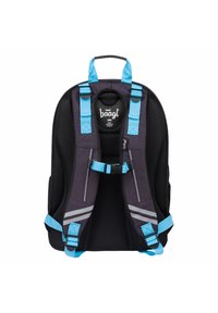 Zaino nero con accenti blu, schienale in rete imbottita, spallacci regolabili e strisce riflettenti. Caratterizzato da una maniglia superiore e cinturini di sicurezza.