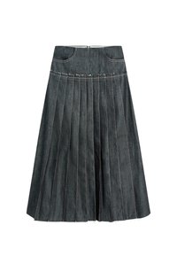 Donkerdenim geplooide rok met een hoge taille, zijzakken en contrasterende stiksels langs de plooien, met een licht rafelige zoom.