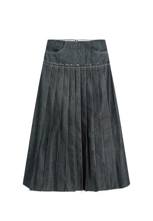 Dunkelblaue, gefältete Jeansrock mit hoher Taille, vorderen Taschen und kontrastierenden Nähten entlang der Falten, mit einem leicht ausgefransten Saum.